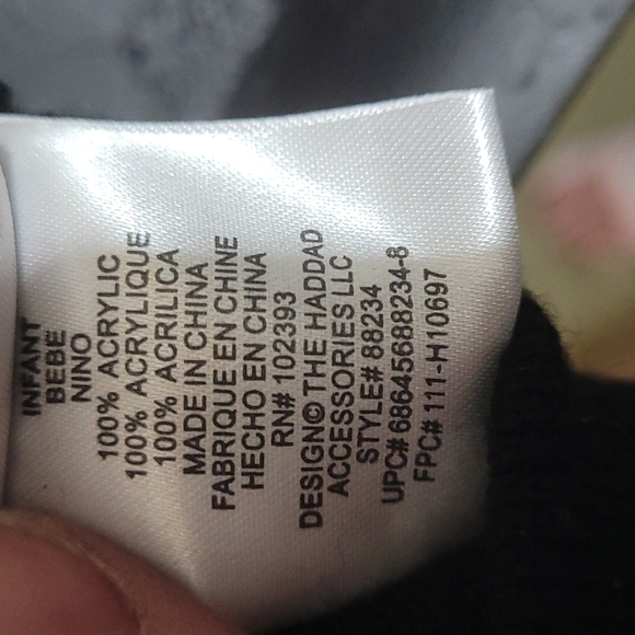 Toddler beanie, toddler mittens and red gloves. Winter gear Toddler - Picture 15 of 16